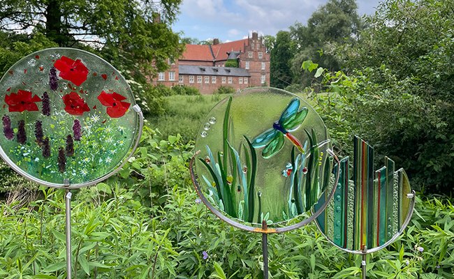 Glasskulpturen auf dem Kunstmarkt vor dem Schloss in Herten