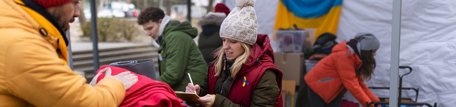 Freiwillige verteilen Spenden