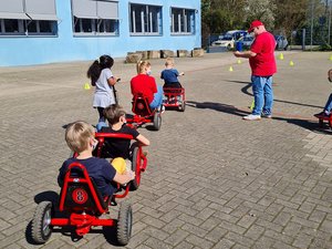 Teilnehmende Kinder des Hertener Spielmobils „Spielkäfer“ fahren Go-Kart Teilnehmende Kinder des Hertener Spielmobils „Spielkäfer“ fahren Go-Kart