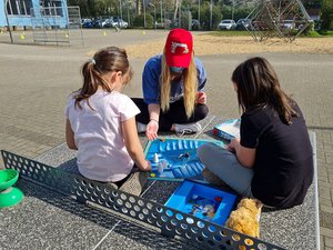 Spielende Kinder am Spielkäfer der Stadt Herten Spielende Kinder am Spielkäfer Mobil der Stadt Herten