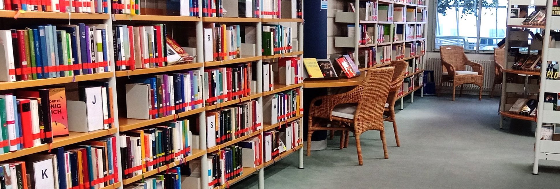 Bücherregal in der Stadtbibliothek in Herten