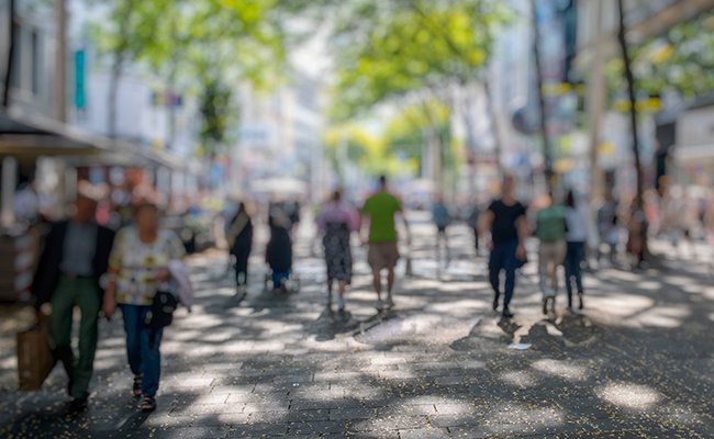 Menschen in der Fußgängerzone