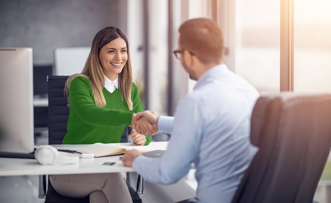 Handschlag einer Bewerberin mit potenziellem Arbeitgeber