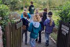 Gruppe von Kindern im Garten