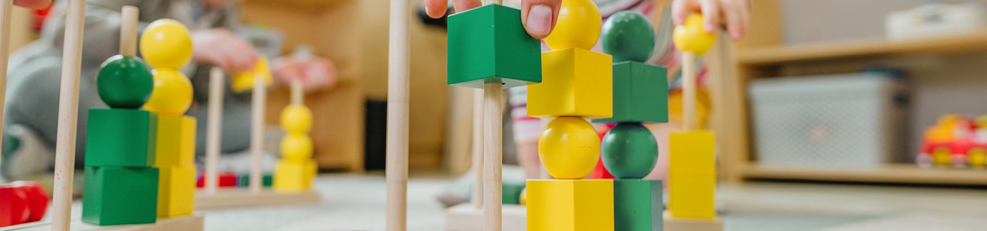 Holzbausteine liegen auf dem Boden