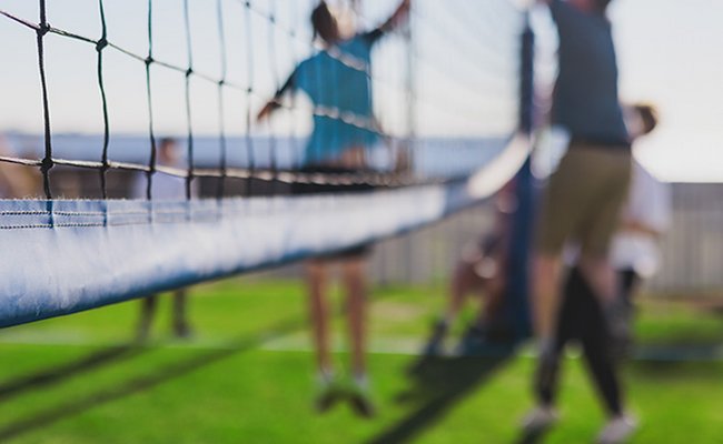 Mannschaften spielen Volleyball