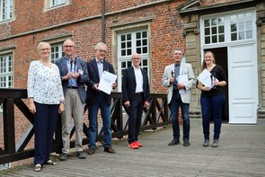 Gemeinsames Foto der Bürgerpreisträgerinnen und -preisträger 2019 mit dem Bürgermeister 