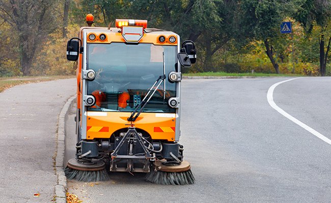Kehrmaschine im Einsatz auf der Straße