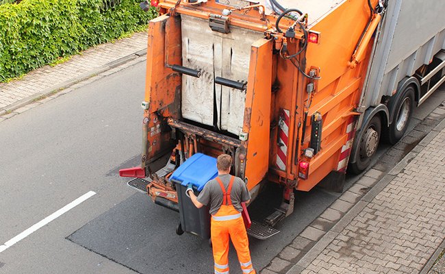 Müllabfuhr im Einsatz auf der Straße