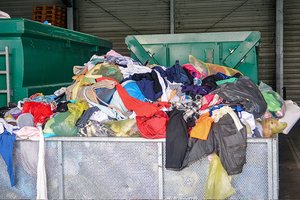 Gebrauchte Kleidung beim Recyclingunternehmen