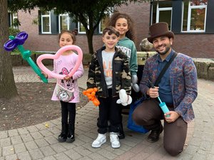 Veranstaltung des Spielkäfers mit Zauberer und kleinen Gästen Veranstaltung des Spielkäfers mit Zauberer und kleinen Gästen
