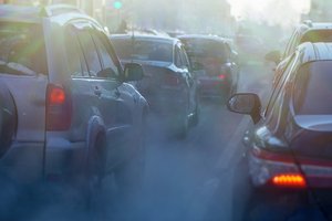 Verschmutzung durch die Abgase von Autos