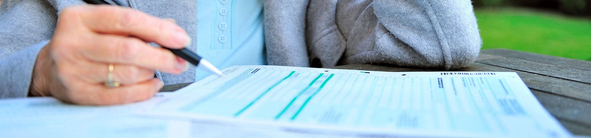 Renterin füllt ein Formular aus