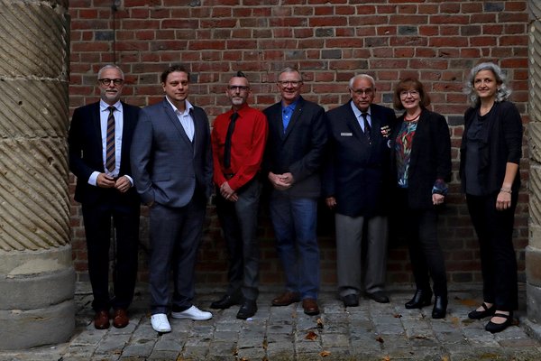 Gemeinsames Foto der Bürgerpreisträgerinnen und -preisträger 2020 mit dem Bürgermeister 