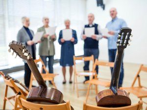 Seniorinnen und Senioren musizieren und singen im Chor Seniorinnen und Senioren musizieren und singen im Chor