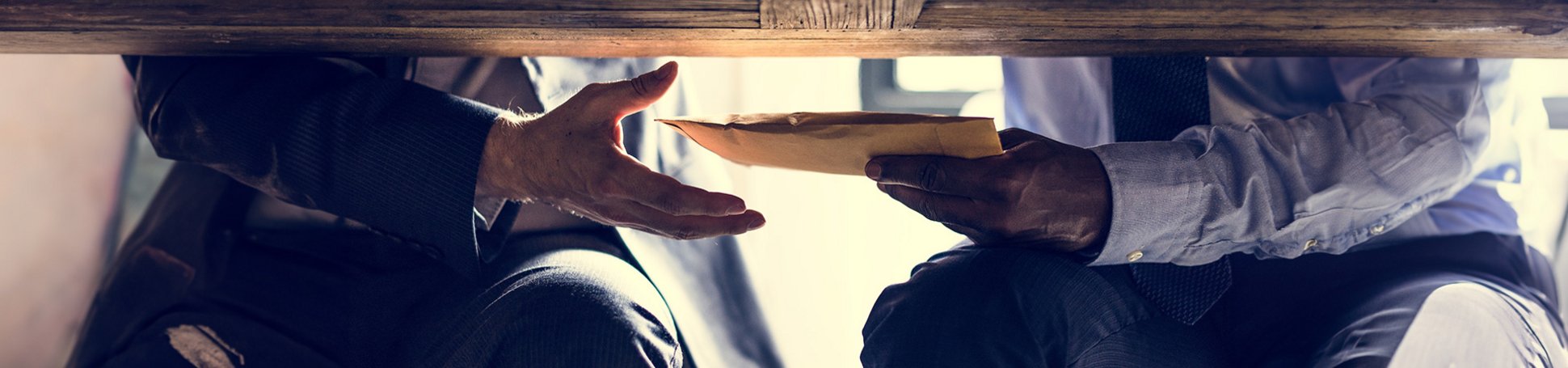 Umschlag wird unter dem Tisch verteilt