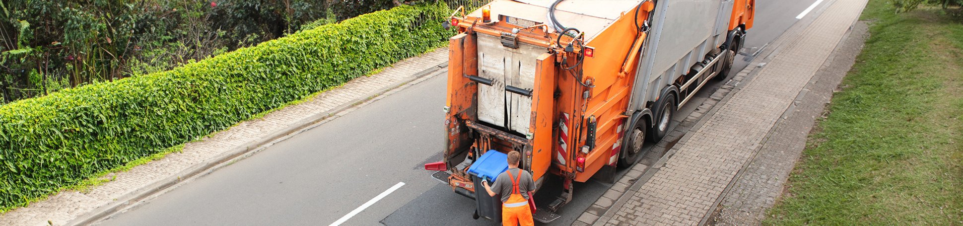 Müllabfuhr im Einsatz auf der Straße
