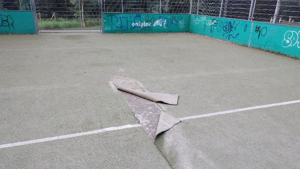 Schäden am Minispielfeld Bertlich