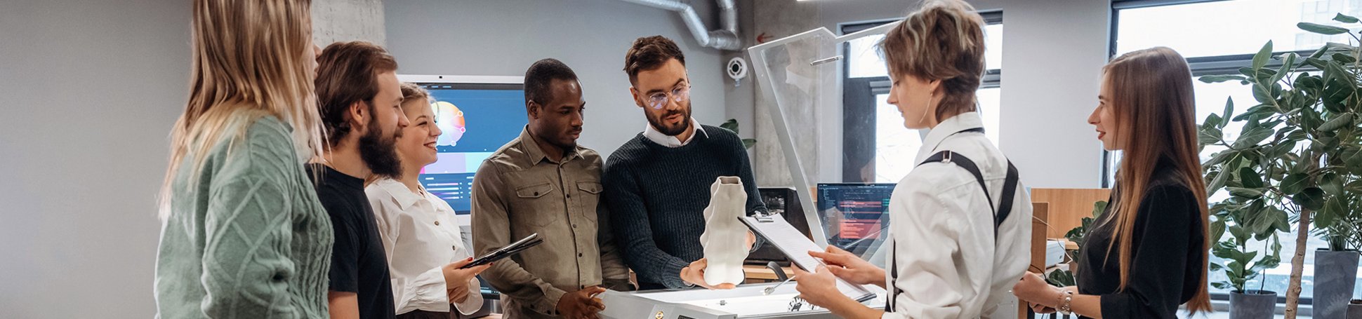 Gruppe junger Leute am 3D-Drucker