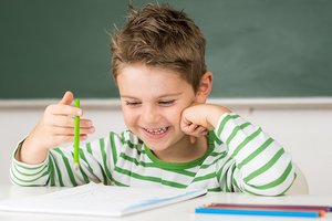 Junge hat Spaß in der Grundschule Junge hat Spaß in der Grundschule