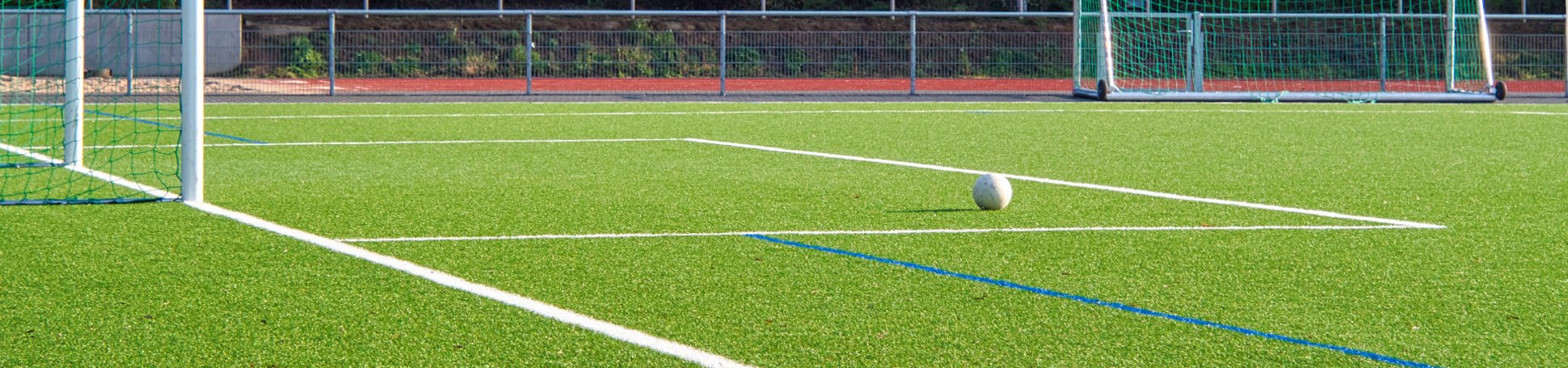 Fußball auf dem Fußballplatz