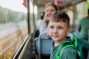 Junge fährt mit dem Bus zur Schule Junge fährt mit dem Bus zur Schule