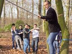 Gruppe von Erwachsenen erkunden den Wald