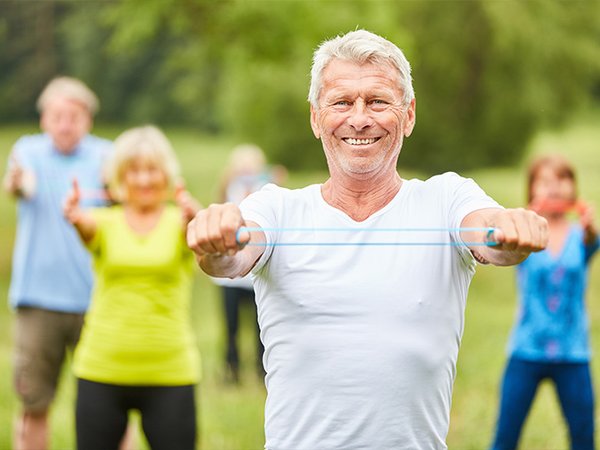 Seniorengymnastik mit Stretchband