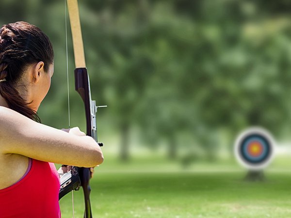 Sportlerin beim Bogenschießen