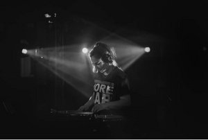 Djane Laera legt auf