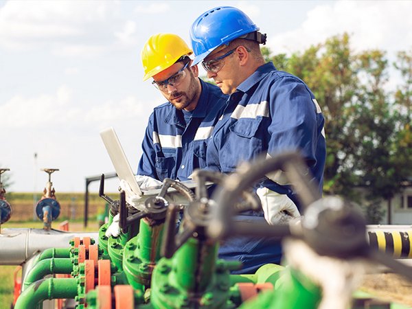 Zwei Gasproduktionsbetreiber prüfen Dokumente
