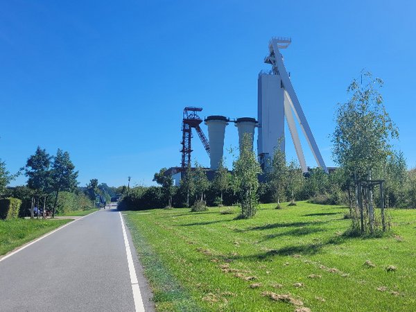 Allee des Wandels auf ehemaligem Zechengelände Schlägel und Eisen