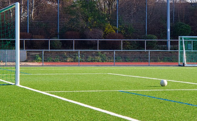 Fußball auf dem Fußballplatz