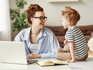 Mutter im Homeoffice mit Sohn Mutter im Homeoffice mit Sohn