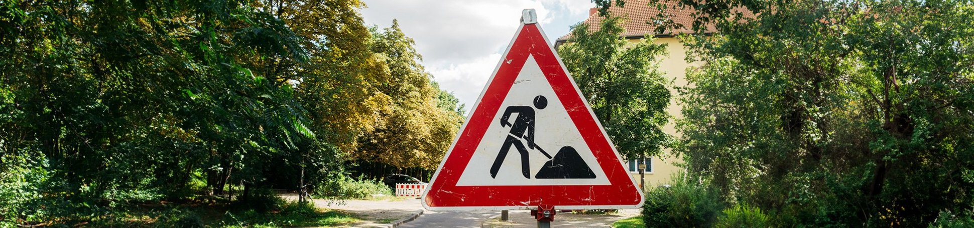 Baustellenschild auf Straßenhintergrund 