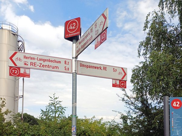 Schild Knotenpunkt 42