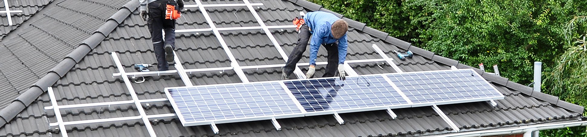 Solaranlage wird auf einem Dach montiert