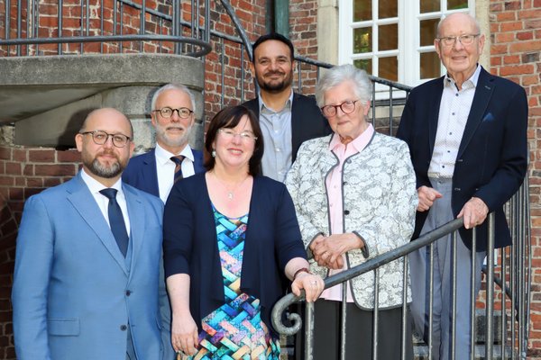 Foto der Bürgerpreisträgerinnen und -preisträger 2022 mit Bürgermeister Matthias Müller