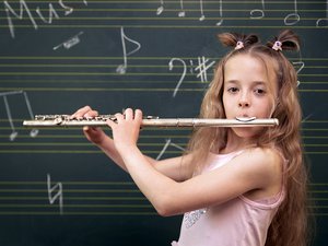 Mädchen spielt Querflöte Mädchen spielt Querflöte