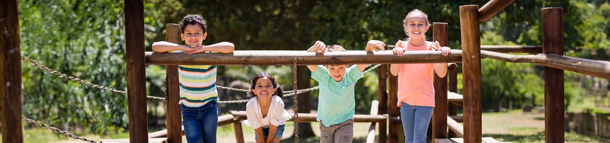 Kinder stehen auf einem Spielplatz