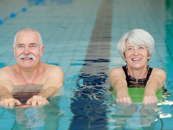 Älteres Paar nimmt an Schwimmkurs teil