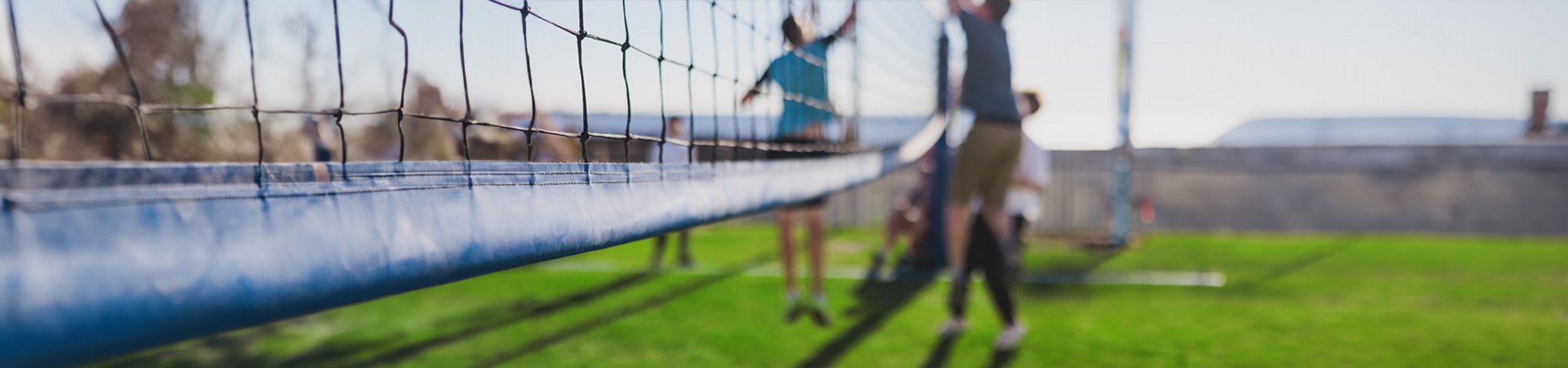 Mannschaften spielen Volleyball