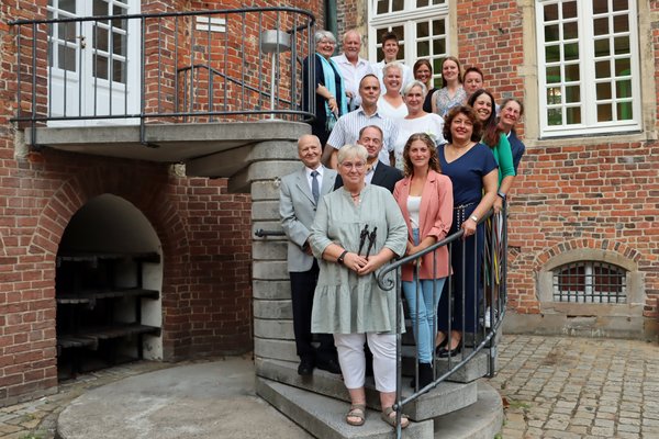 Foto der Bürgerpreisträgerinnen und -preisträger 2021 mit Gratulantinnen und Gratulanten