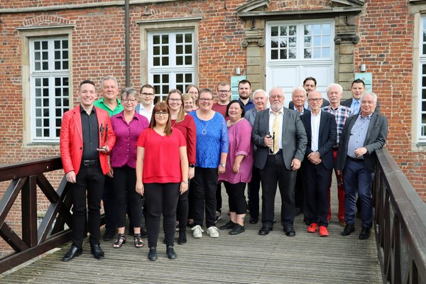 Gemeinsames Foto der Bürgerpreisträgerinnen und -preisträger 2019 mit dem Bürgermeister 