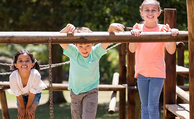 Kinder stehen auf einem Spielplatz