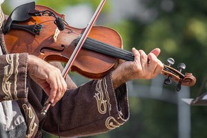 Musiker spielt auf einer Violine Musiker spielt auf einer Violine