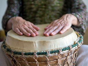Hände einer Trommlerin spielen die ethnische Djembé-Trommel Hände einer Trommlerin spielen die ethnische Djembé-Trommel