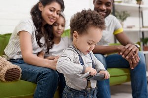 Vater und Mutter auf dem Sofa mit ihren Kindern Vater und Mutter auf dem Sofa mit ihren Kindern