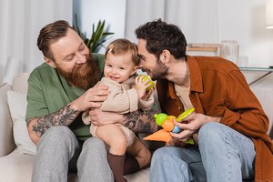 Pflegeeltern spielen mit ihrem Kind Pflegeeltern spielen mit ihrem Kind