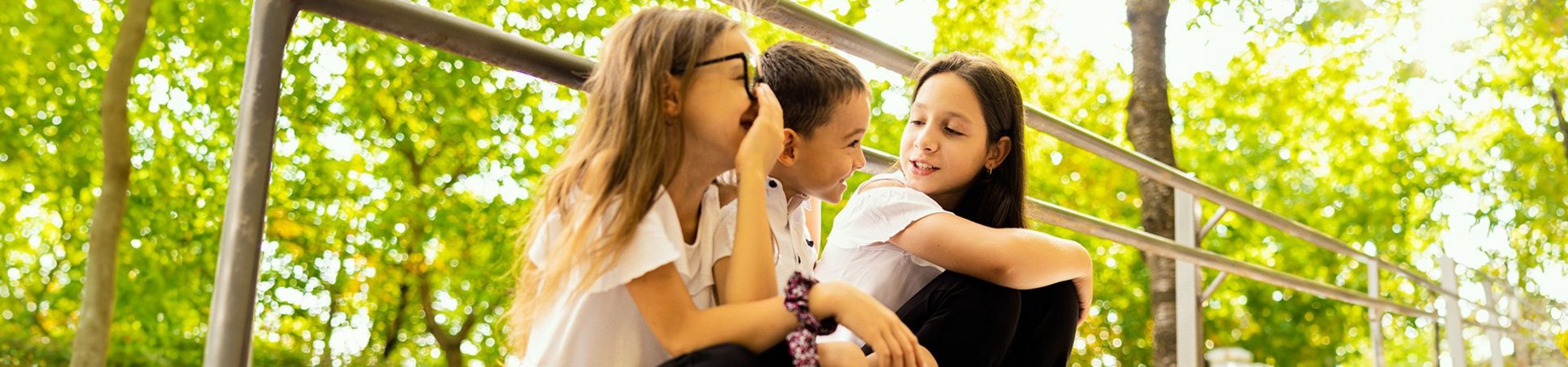 Gruppe von Vorschulkindern sitzt draußen zusammen